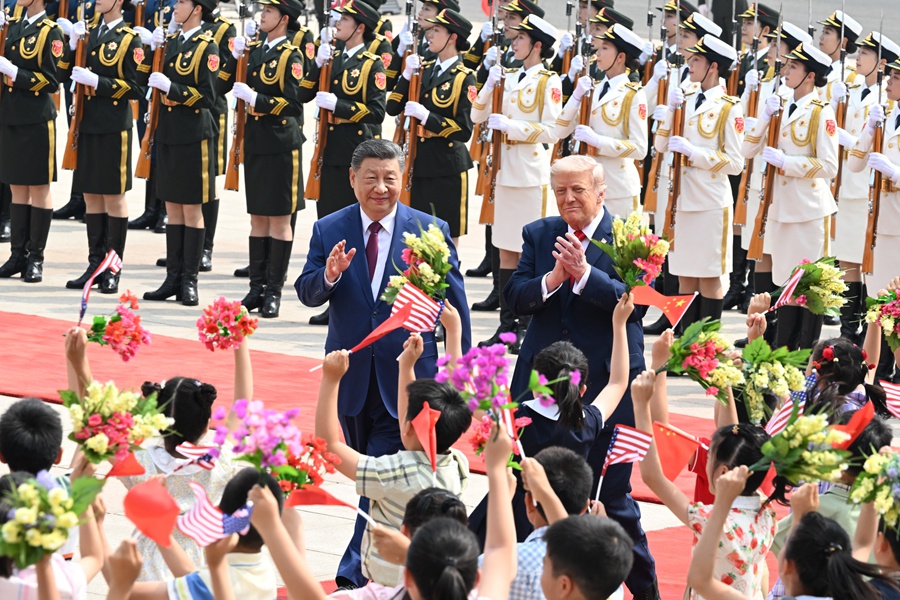 5月14日上午，国家主席习近平在北京人民大会堂同来华进行国事访问的美国总统特朗普举行会谈。会谈前，习近平在人民大会堂东门外广场为特朗普举行欢迎仪式。