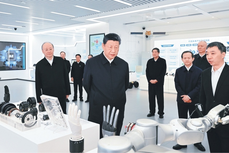 2026年2月9日至10日，中共中央总书记、国家主席、中央军委主席习近平在北京考察并看望慰问基层干部群众。这是9日上午，习近平在位于北京亦庄的国家信创园考察。