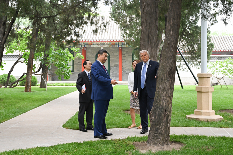 5月15日上午,国家主席习近平在中南海同美国总统特朗普举行小范围会晤。这是特朗普抵达时,习近平热情迎接。 5月15日上午,国家主席习近平在中南海同美国总统特朗普举行小范围会晤。这是特朗普抵达时,习近平热情迎接。