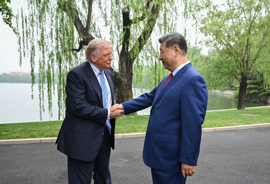 5月15日上午,国家主席习近平在中南海同美国总统特朗普举行小范围会晤。这是特朗普抵达时,习近平热情迎接。 5月15日上午,国家主席习近平在中南海同美国总统特朗普举行小范围会晤。这是特朗普抵达时,习近平热情迎接。