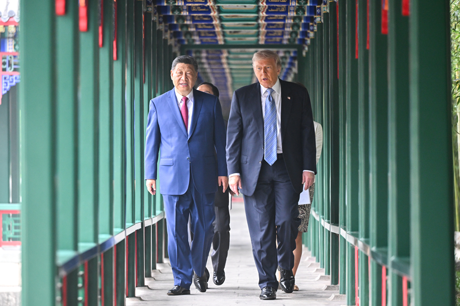 5月15日上午,国家主席习近平在中南海同美国总统特朗普举行小范围会晤。这是特朗普抵达时,习近平热情迎接。 5月15日上午,国家主席习近平在中南海同美国总统特朗普举行小范围会晤。这是特朗普抵达时,习近平热情迎接。