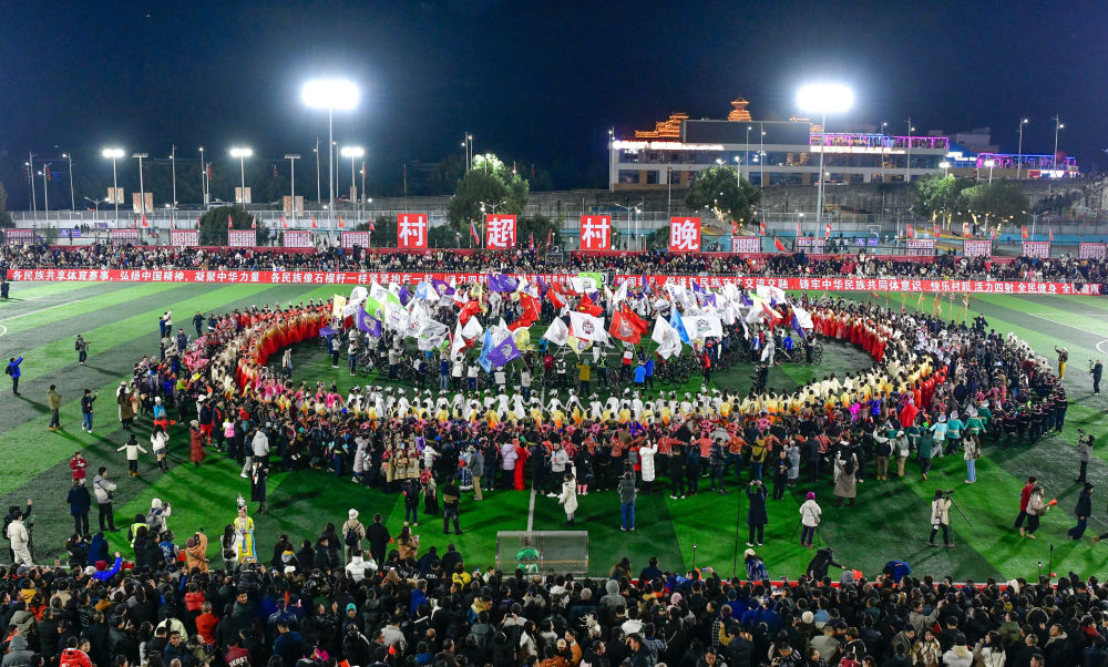 2026年1月2日,人们在贵州省榕江县举行的第四届贵州“村超”开幕式暨“村超村晚”活动现场一起跳民族舞蹈“多耶”。 2026年1月2日,人们在贵州省榕江县举行的第四届贵州“村超”开幕式暨“村超村晚”活动现场一起跳民族舞蹈“多耶”。