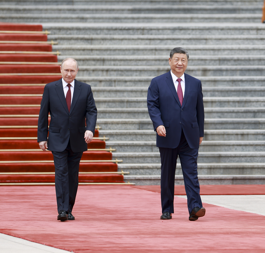 5月20日上午,国家主席习近平在北京人民大会堂同来华进行国事访问的俄罗斯总统普京举行会谈。会谈前,习近平在人民大会堂东门外广场为普京举行欢迎仪式。 5月20日上午,国家主席习近平在北京人民大会堂同来华进行国事访问的俄罗斯总统普京举行会谈。会谈前,习近平在人民大会堂东门外广场为普京举行欢迎仪式。