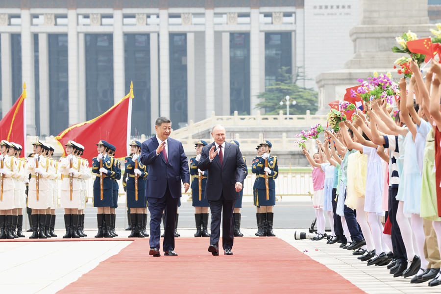 5月20日上午,国家主席习近平在北京人民大会堂同来华进行国事访问的俄罗斯总统普京举行会谈。会谈前,习近平在人民大会堂东门外广场为普京举行欢迎仪式。 5月20日上午,国家主席习近平在北京人民大会堂同来华进行国事访问的俄罗斯总统普京举行会谈。会谈前,习近平在人民大会堂东门外广场为普京举行欢迎仪式。