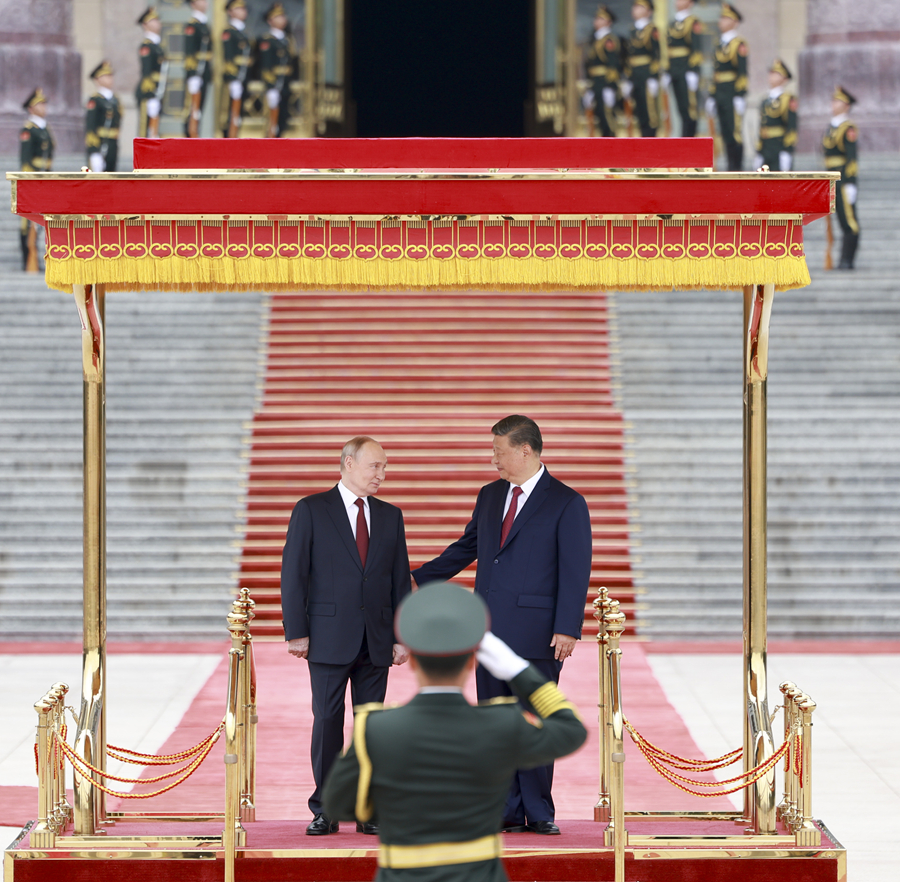 5月20日上午,国家主席习近平在北京人民大会堂同来华进行国事访问的俄罗斯总统普京举行会谈。会谈前,习近平在人民大会堂东门外广场为普京举行欢迎仪式。 5月20日上午,国家主席习近平在北京人民大会堂同来华进行国事访问的俄罗斯总统普京举行会谈。会谈前,习近平在人民大会堂东门外广场为普京举行欢迎仪式。