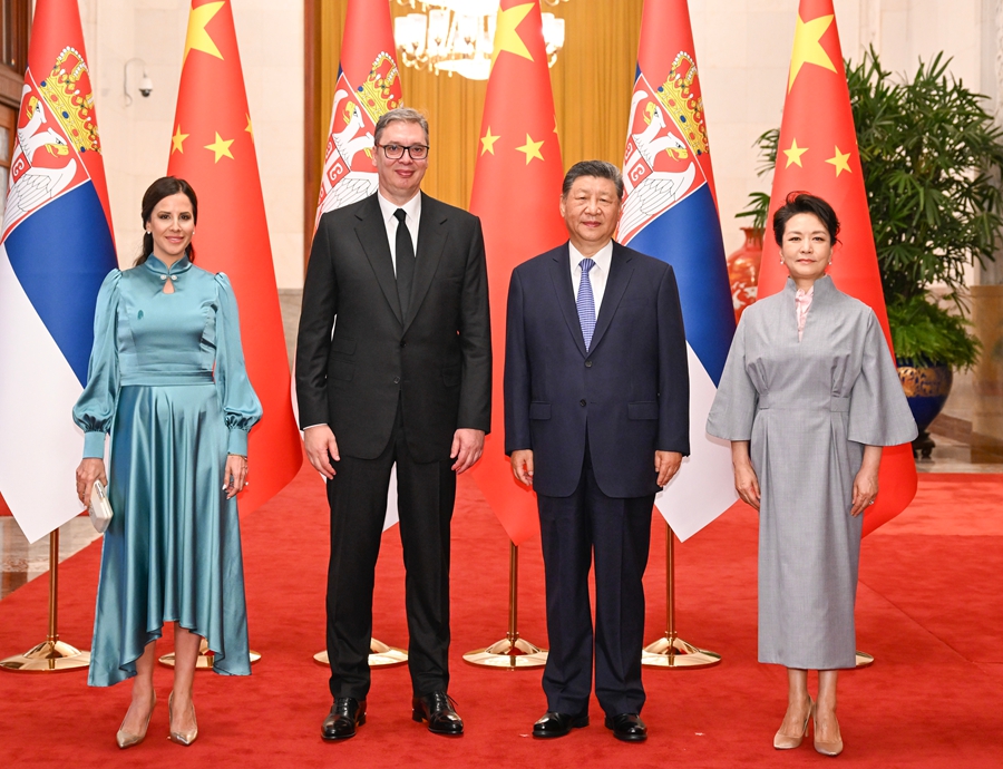 5月25日下午,国家主席习近平在北京人民大会堂同来华进行国事访问的塞尔维亚总统武契奇举行会谈。这是会谈前,习近平和夫人彭丽媛同武契奇和夫人塔玛拉合影。 5月25日下午,国家主席习近平在北京人民大会堂同来华进行国事访问的塞尔维亚总统武契奇举行会谈。这是会谈前,习近平和夫人彭丽媛同武契奇和夫人塔玛拉合影。