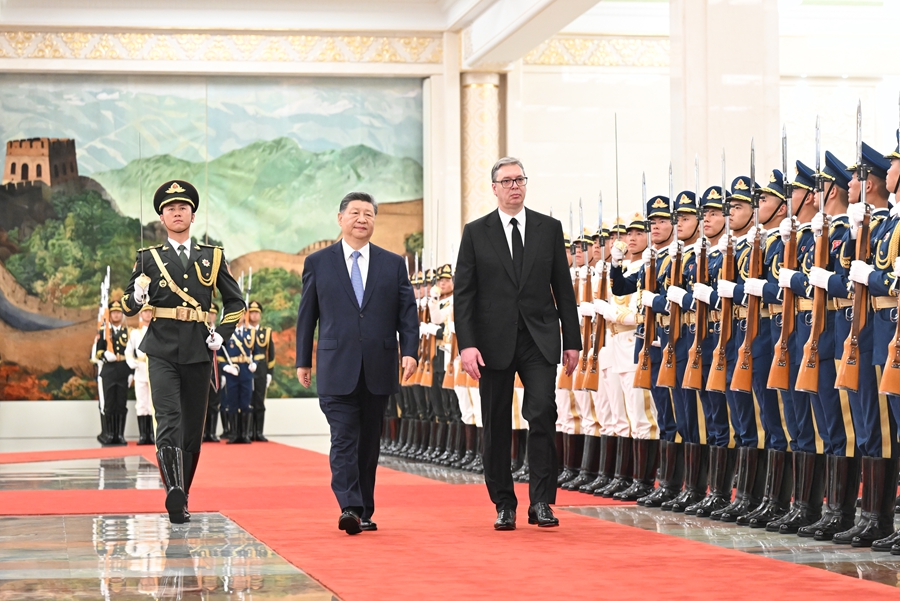 5月25日下午,国家主席习近平在北京人民大会堂同来华进行国事访问的塞尔维亚总统武契奇举行会谈。这是会谈前,习近平在人民大会堂北大厅为武契奇举行欢迎仪式。 5月25日下午,国家主席习近平在北京人民大会堂同来华进行国事访问的塞尔维亚总统武契奇举行会谈。这是会谈前,习近平在人民大会堂北大厅为武契奇举行欢迎仪式。