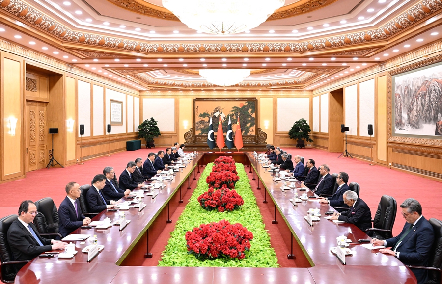 5月25日下午，国家主席习近平在北京人民大会堂会见来华进行正式访问的巴基斯坦总理夏巴兹。