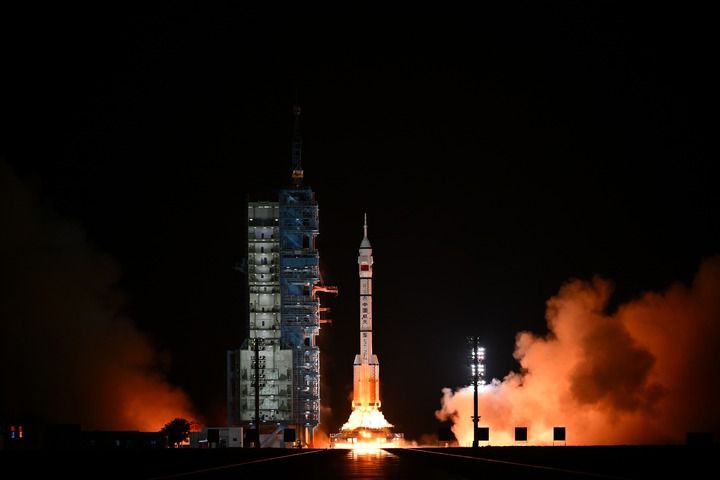 2026年5月24日，搭载神舟二十三号载人飞船的长征二号F遥二十三运载火箭在酒泉卫星发射中心点火发射。神舟二十三号载人飞船发射取得圆满成功。