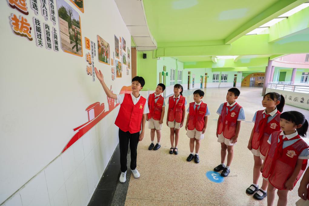 2025年9月4日，在嘉兴市实验小学，红船小讲解员在学习校史。