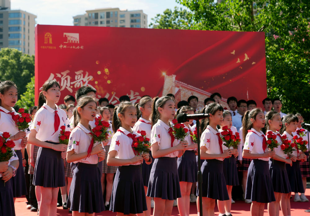 2025年7月1日，学生们在中共一大纪念馆前合唱《没有共产党就没有新中国》。
