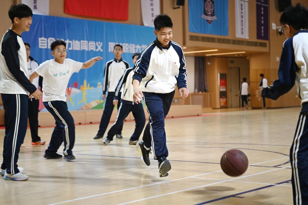 2026年3月23日，北京四中雄安校区的学生在体育馆打篮球。