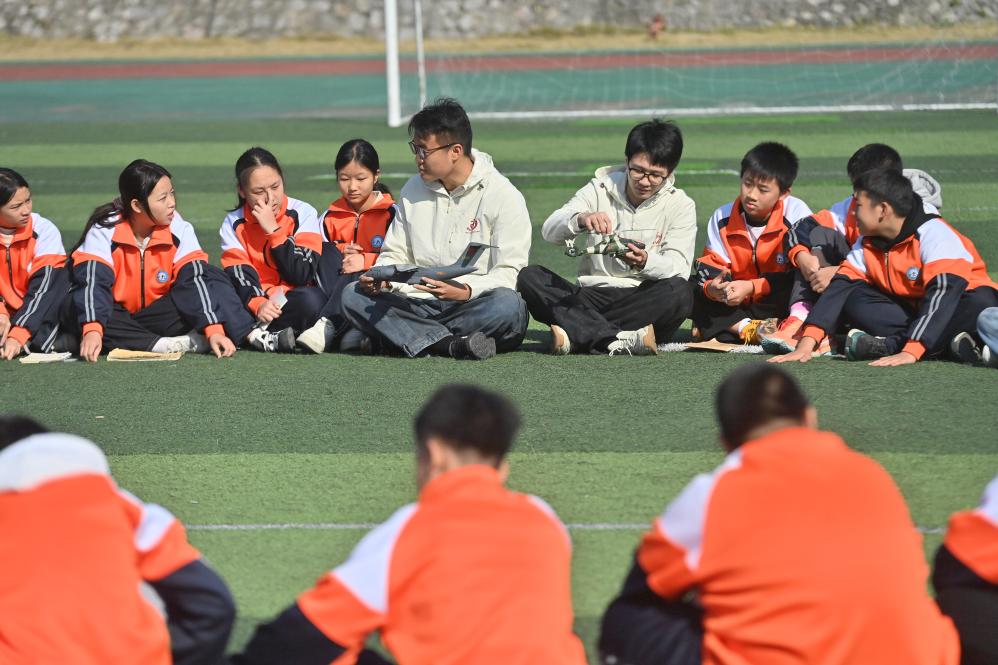 2026年1月7日，在广西融水苗族自治县思源实验学校，西北工业大学研究生支教团成员郭瀚琨（左五）、卢奕琛（左六）在上课。