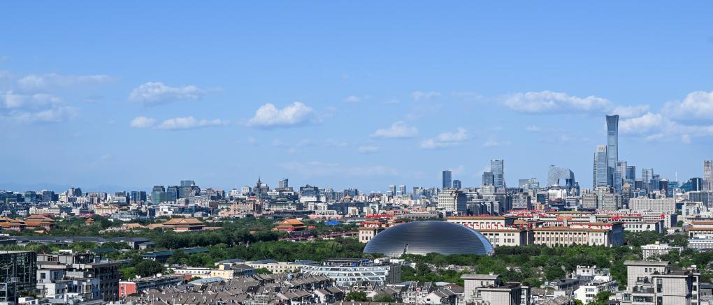 2026年5月3日，北京天气晴好，蓝天白云映衬着城市建筑群。