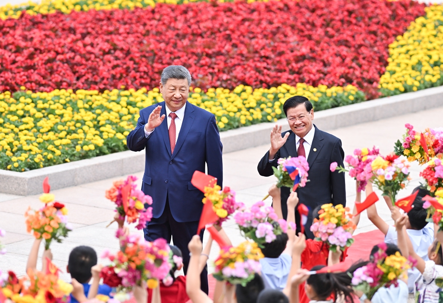 6月5日下午，中共中央总书记、国家主席习近平在北京人民大会堂同来华进行国事访问的老挝人民革命党中央总书记、国家主席通伦举行会谈。这是会谈前，习近平在人民大会堂东门外广场为通伦举行欢迎仪式。