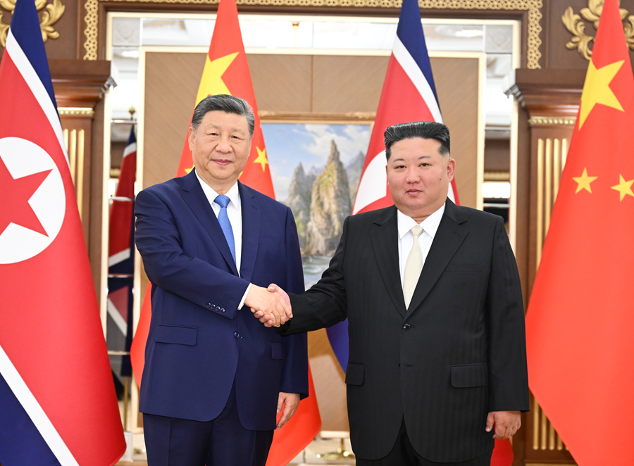 当地时间6月8日下午,中共中央总书记、国家主席习近平在平壤锦绣山迎宾馆同朝鲜劳动党总书记、国务委员长金正恩举行会谈。 当地时间6月8日下午,中共中央总书记、国家主席习近平在平壤锦绣山迎宾馆同朝鲜劳动党总书记、国务委员长金正恩举行会谈。