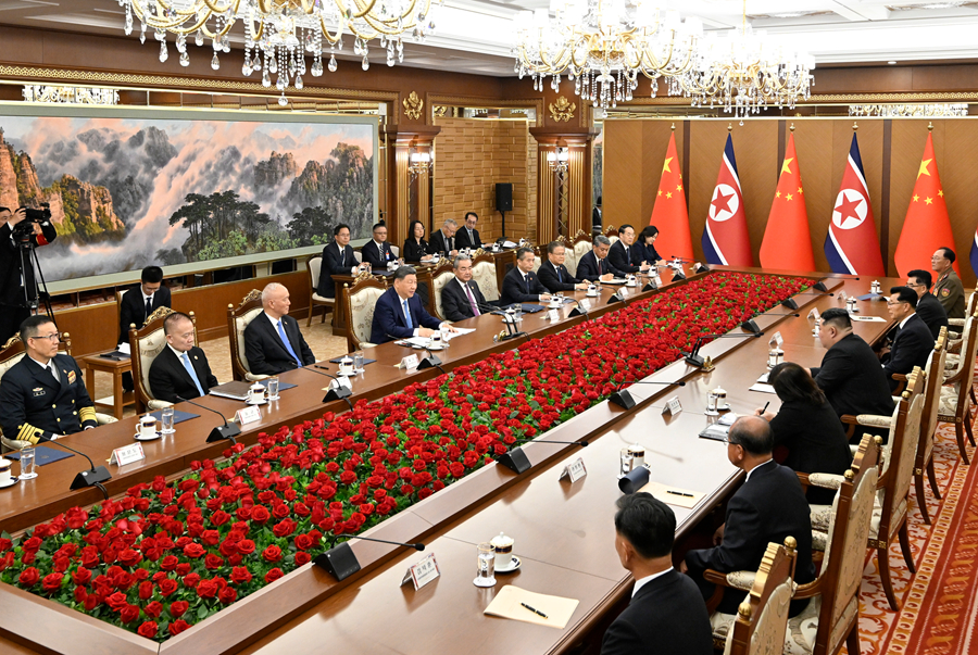 当地时间6月8日下午,中共中央总书记、国家主席习近平在平壤锦绣山迎宾馆同朝鲜劳动党总书记、国务委员长金正恩举行会谈。 当地时间6月8日下午,中共中央总书记、国家主席习近平在平壤锦绣山迎宾馆同朝鲜劳动党总书记、国务委员长金正恩举行会谈。