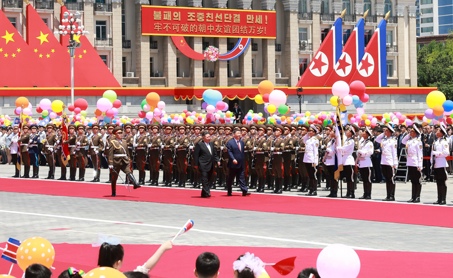 当地时间6月8日中午,朝鲜劳动党总书记、国务委员长金正恩在平壤金日成广场为中共中央总书记、国家主席习近平举行盛大欢迎仪式。这是习近平在金正恩陪同下,检阅朝鲜人民军三军仪仗队。 当地时间6月8日中午,朝鲜劳动党总书记、国务委员长金正恩在平壤金日成广场为中共中央总书记、国家主席习近平举行盛大欢迎仪式。这是习近平在金正恩陪同下,检阅朝鲜人民军三军仪仗队。