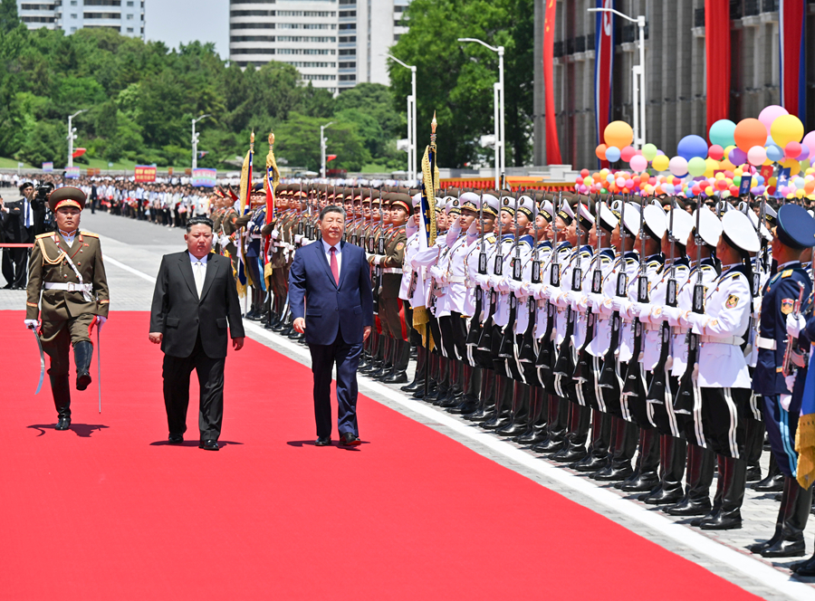 当地时间6月8日中午,朝鲜劳动党总书记、国务委员长金正恩在平壤金日成广场为中共中央总书记、国家主席习近平举行盛大欢迎仪式。这是习近平在金正恩陪同下,检阅朝鲜人民军三军仪仗队。 当地时间6月8日中午,朝鲜劳动党总书记、国务委员长金正恩在平壤金日成广场为中共中央总书记、国家主席习近平举行盛大欢迎仪式。这是习近平在金正恩陪同下,检阅朝鲜人民军三军仪仗队。