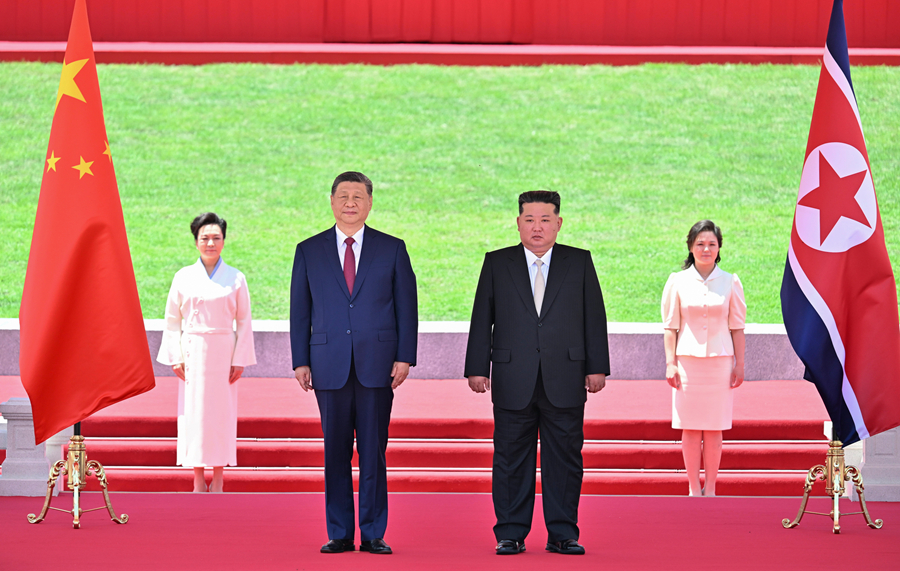 当地时间6月8日中午,朝鲜劳动党总书记、国务委员长金正恩在平壤金日成广场为中共中央总书记、国家主席习近平举行盛大欢迎仪式。这是习近平同金正恩一起观看分列式。 当地时间6月8日中午,朝鲜劳动党总书记、国务委员长金正恩在平壤金日成广场为中共中央总书记、国家主席习近平举行盛大欢迎仪式。这是习近平同金正恩一起观看分列式。