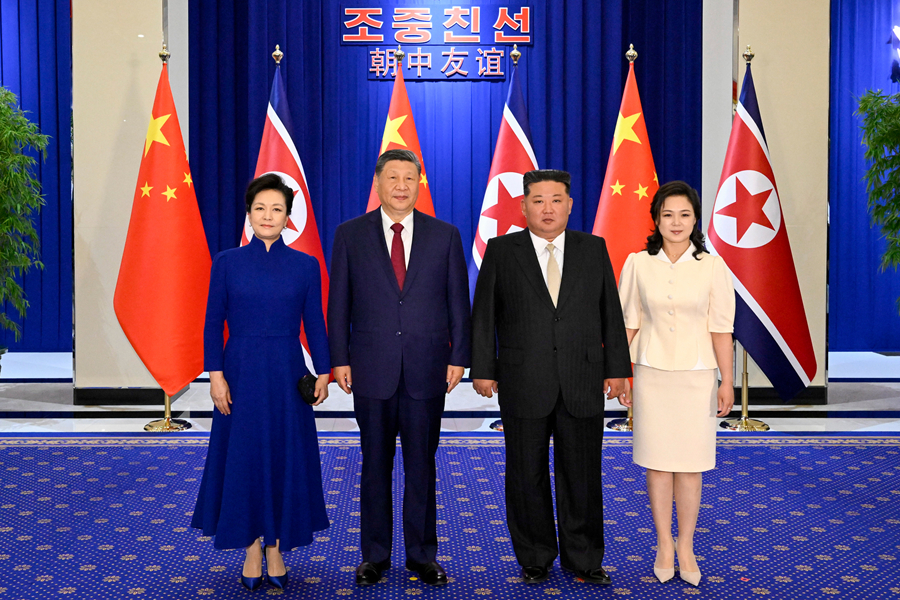 当地时间6月8日晚,中共中央总书记、国家主席习近平和夫人彭丽媛在平壤木兰馆出席朝鲜劳动党总书记、国务委员长金正恩举行的欢迎宴会。这是习近平和彭丽媛同金正恩和夫人李雪主亲切合影。 当地时间6月8日晚,中共中央总书记、国家主席习近平和夫人彭丽媛在平壤木兰馆出席朝鲜劳动党总书记、国务委员长金正恩举行的欢迎宴会。这是习近平和彭丽媛同金正恩和夫人李雪主亲切合影。