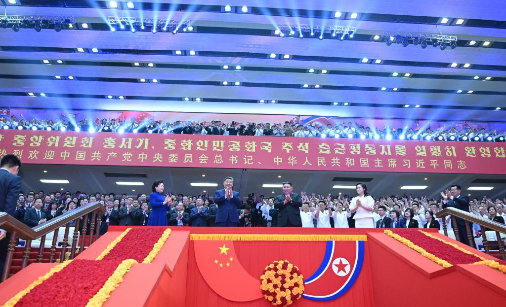 当地时间6月8日晚,中共中央总书记、国家主席习近平和夫人彭丽媛在朝鲜劳动党总书记、国务委员长金正恩和夫人李雪主陪同下,在平壤体育馆同朝鲜各界群众一道观看专场文艺演出。 当地时间6月8日晚,中共中央总书记、国家主席习近平和夫人彭丽媛在朝鲜劳动党总书记、国务委员长金正恩和夫人李雪主陪同下,在平壤体育馆同朝鲜各界群众一道观看专场文艺演出。