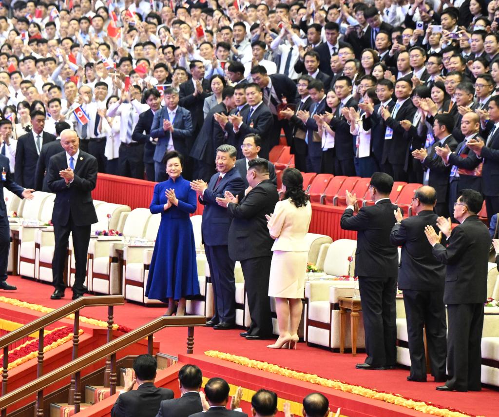 当地时间6月8日晚,中共中央总书记、国家主席习近平和夫人彭丽媛在朝鲜劳动党总书记、国务委员长金正恩和夫人李雪主陪同下,在平壤体育馆同朝鲜各界群众一道观看专场文艺演出。 当地时间6月8日晚,中共中央总书记、国家主席习近平和夫人彭丽媛在朝鲜劳动党总书记、国务委员长金正恩和夫人李雪主陪同下,在平壤体育馆同朝鲜各界群众一道观看专场文艺演出。