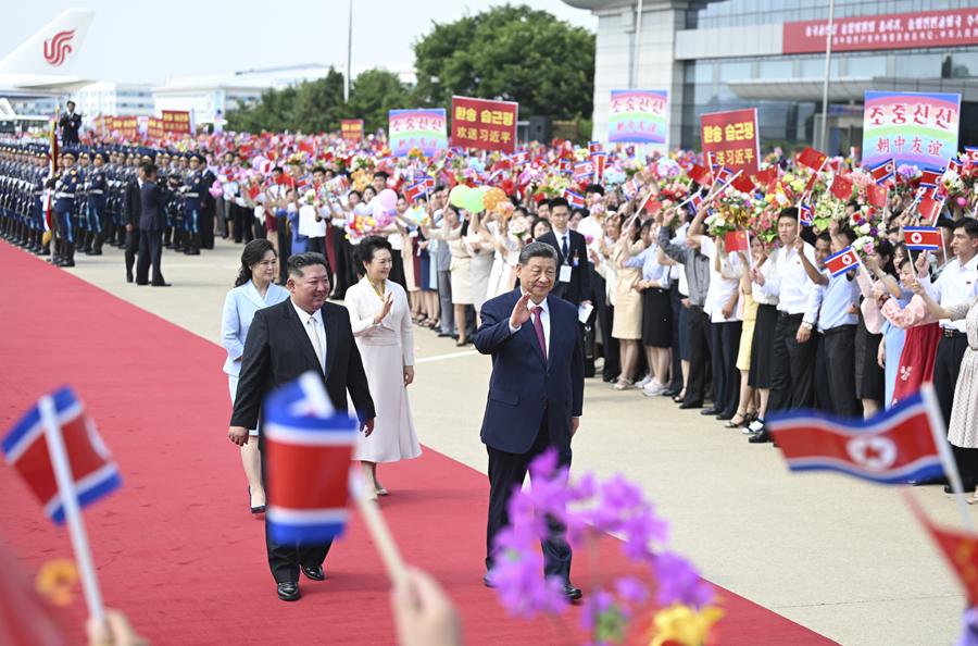 当地时间6月9日下午,中共中央总书记、国家主席习近平结束对朝鲜的国事访问离开平壤。朝鲜劳动党总书记、国务委员长金正恩和夫人李雪主到机场送行,为习近平和夫人彭丽媛举行隆重的欢送仪式。 当地时间6月9日下午,中共中央总书记、国家主席习近平结束对朝鲜的国事访问离开平壤。朝鲜劳动党总书记、国务委员长金正恩和夫人李雪主到机场送行,为习近平和夫人彭丽媛举行隆重的欢送仪式。