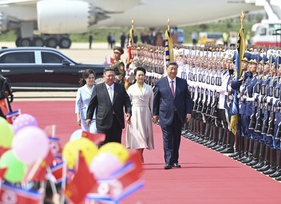 当地时间6月9日下午,中共中央总书记、国家主席习近平结束对朝鲜的国事访问离开平壤。朝鲜劳动党总书记、国务委员长金正恩和夫人李雪主到机场送行,为习近平和夫人彭丽媛举行隆重的欢送仪式。 当地时间6月9日下午,中共中央总书记、国家主席习近平结束对朝鲜的国事访问离开平壤。朝鲜劳动党总书记、国务委员长金正恩和夫人李雪主到机场送行,为习近平和夫人彭丽媛举行隆重的欢送仪式。