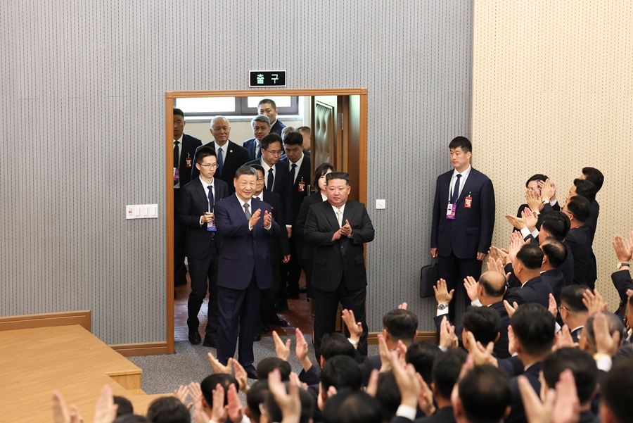 当地时间6月9日上午,中共中央总书记、国家主席习近平在朝鲜劳动党总书记、国务委员长金正恩陪同下,参访位于平壤的朝鲜劳动党中央干部学校。这是在金正恩陪同下,习近平步入学校阶梯教室。 当地时间6月9日上午,中共中央总书记、国家主席习近平在朝鲜劳动党总书记、国务委员长金正恩陪同下,参访位于平壤的朝鲜劳动党中央干部学校。这是在金正恩陪同下,习近平步入学校阶梯教室。