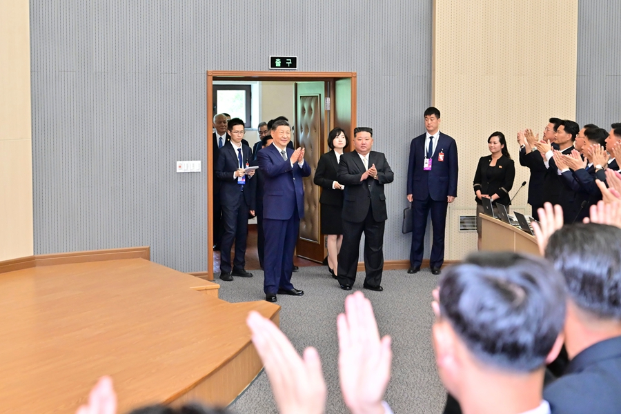 当地时间6月9日上午,中共中央总书记、国家主席习近平在朝鲜劳动党总书记、国务委员长金正恩陪同下,参访位于平壤的朝鲜劳动党中央干部学校。这是在金正恩陪同下,习近平步入学校阶梯教室。 当地时间6月9日上午,中共中央总书记、国家主席习近平在朝鲜劳动党总书记、国务委员长金正恩陪同下,参访位于平壤的朝鲜劳动党中央干部学校。这是在金正恩陪同下,习近平步入学校阶梯教室。