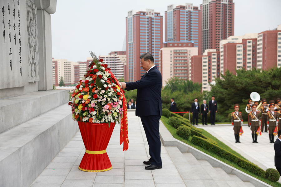 当地时间6月9日上午,正在朝鲜进行国事访问的中共中央总书记、国家主席习近平和夫人彭丽媛参谒中朝友谊塔。朝鲜劳动党总书记、国务委员长金正恩和夫人李雪主陪同。这是习近平整理花篮缎带。 当地时间6月9日上午,正在朝鲜进行国事访问的中共中央总书记、国家主席习近平和夫人彭丽媛参谒中朝友谊塔。朝鲜劳动党总书记、国务委员长金正恩和夫人李雪主陪同。这是习近平整理花篮缎带。