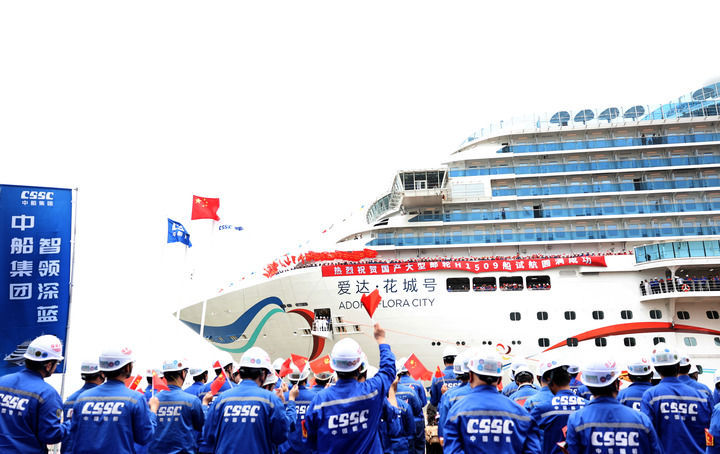 2026年5月27日,在中船集团上海外高桥造船5号码头,工作人员迎接第二艘国产大型邮轮“爱达·花城号”邮轮试航凯旋。 2026年5月27日,在中船集团上海外高桥造船5号码头,工作人员迎接第二艘国产大型邮轮“爱达·花城号”邮轮试航凯旋。
