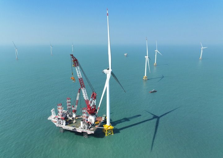 这是2026年1月13日在福建海域拍摄的20兆瓦海上风电机组和“大桥海风”号2000吨自升式海上风电安装平台(无人机照片)。 这是2026年1月13日在福建海域拍摄的20兆瓦海上风电机组和“大桥海风”号2000吨自升式海上风电安装平台(无人机照片)。