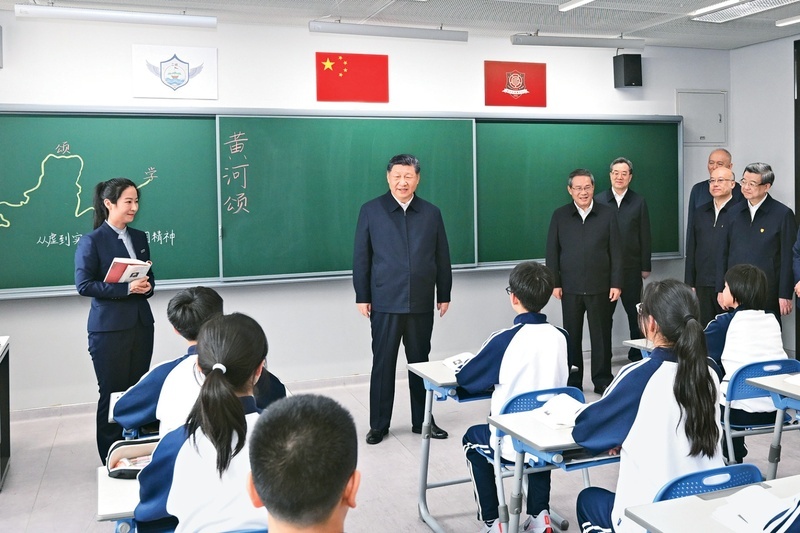 2026年3月23日,中共中央总书记、国家主席、中央军委主席习近平在河北雄安新区考察,并主持召开深入推进雄安新区高质量建设和发展座谈会。这是23日上午,习近平在北京四中雄安校区考察时,走进教室同师生亲切交谈。 2026年3月23日,中共中央总书记、国家主席、中央军委主席习近平在河北雄安新区考察,并主持召开深入推进雄安新区高质量建设和发展座谈会。这是23日上午,习近平在北京四中雄安校区考察时,走进教室同师生亲切交谈。