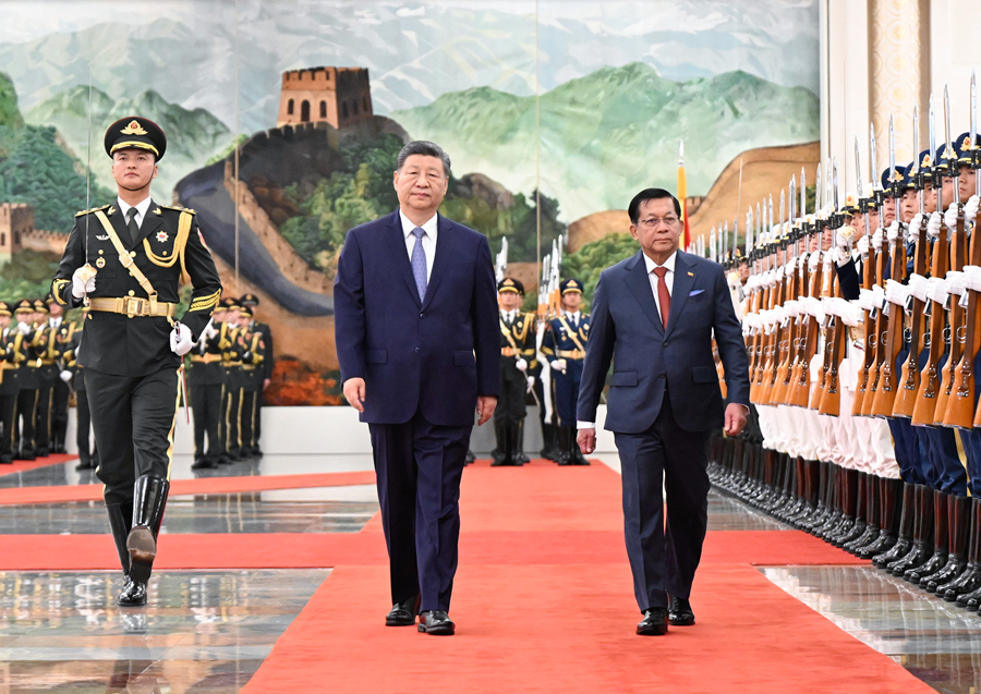 6月16日上午,国家主席习近平在北京人民大会堂同来华进行国事访问的缅甸总统敏昂莱举行会谈。这是会谈前,习近平在人民大会堂北大厅为敏昂莱举行欢迎仪式。 6月16日上午,国家主席习近平在北京人民大会堂同来华进行国事访问的缅甸总统敏昂莱举行会谈。这是会谈前,习近平在人民大会堂北大厅为敏昂莱举行欢迎仪式。