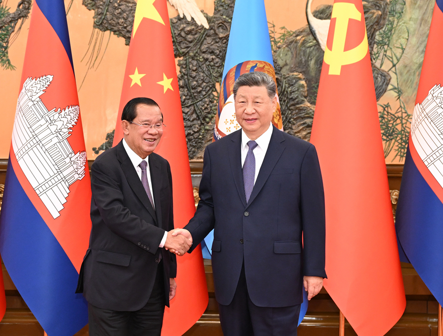 6月26日上午，中共中央总书记、国家主席习近平在北京人民大会堂会见柬埔寨人民党主席、参议院主席洪森。