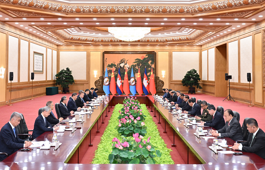 6月26日上午，中共中央总书记、国家主席习近平在北京人民大会堂会见柬埔寨人民党主席、参议院主席洪森。