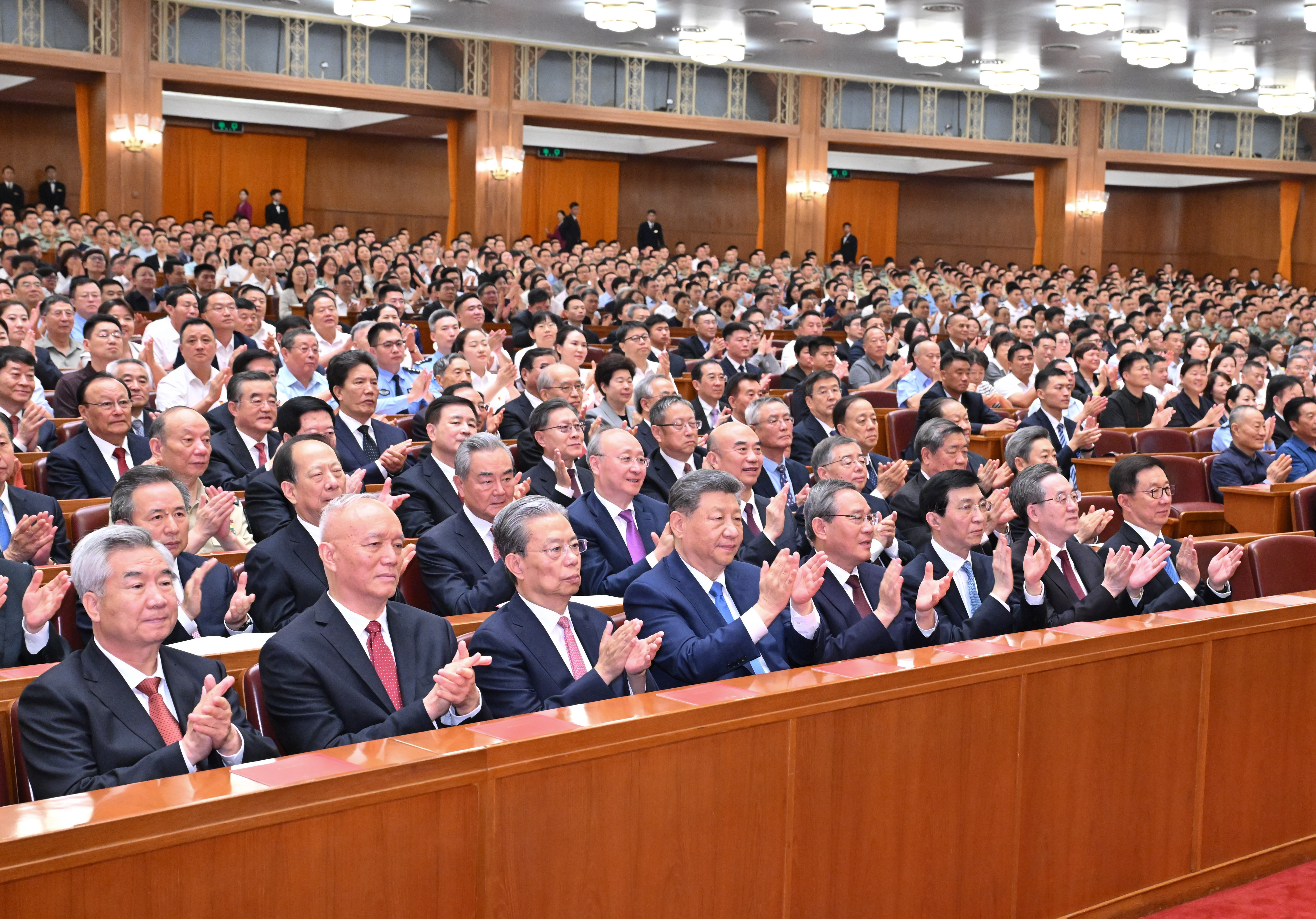 6月29日晚，庆祝中国共产党成立105周年音乐会《人民至上》在北京举行。习近平、李强、赵乐际、王沪宁、蔡奇、丁薛祥、李希、韩正等党和国家领导人，同约3000名观众一起观看演出。