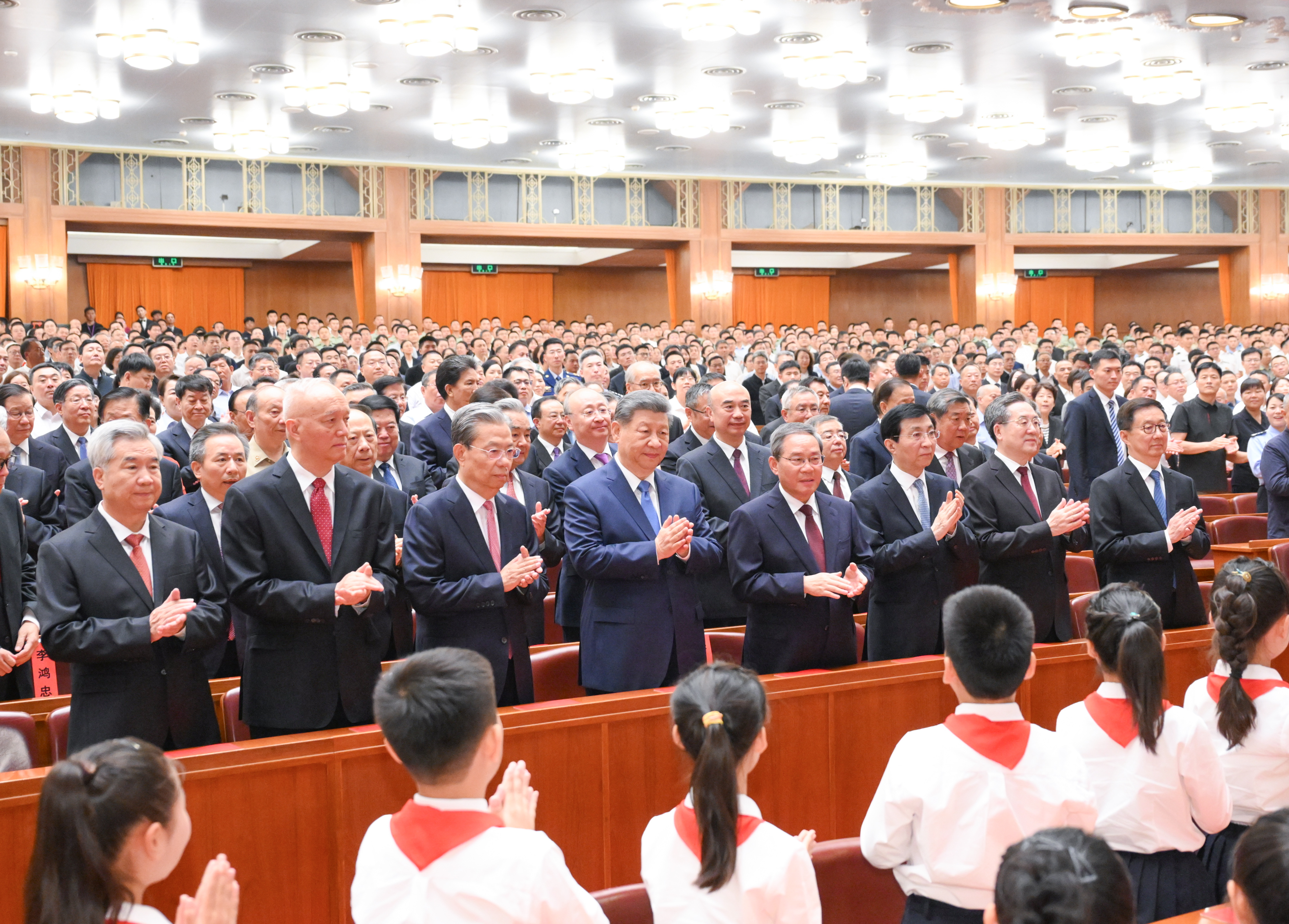 6月29日晚，庆祝中国共产党成立105周年音乐会《人民至上》在北京举行。习近平、李强、赵乐际、王沪宁、蔡奇、丁薛祥、李希、韩正等党和国家领导人，同约3000名观众一起观看演出。
