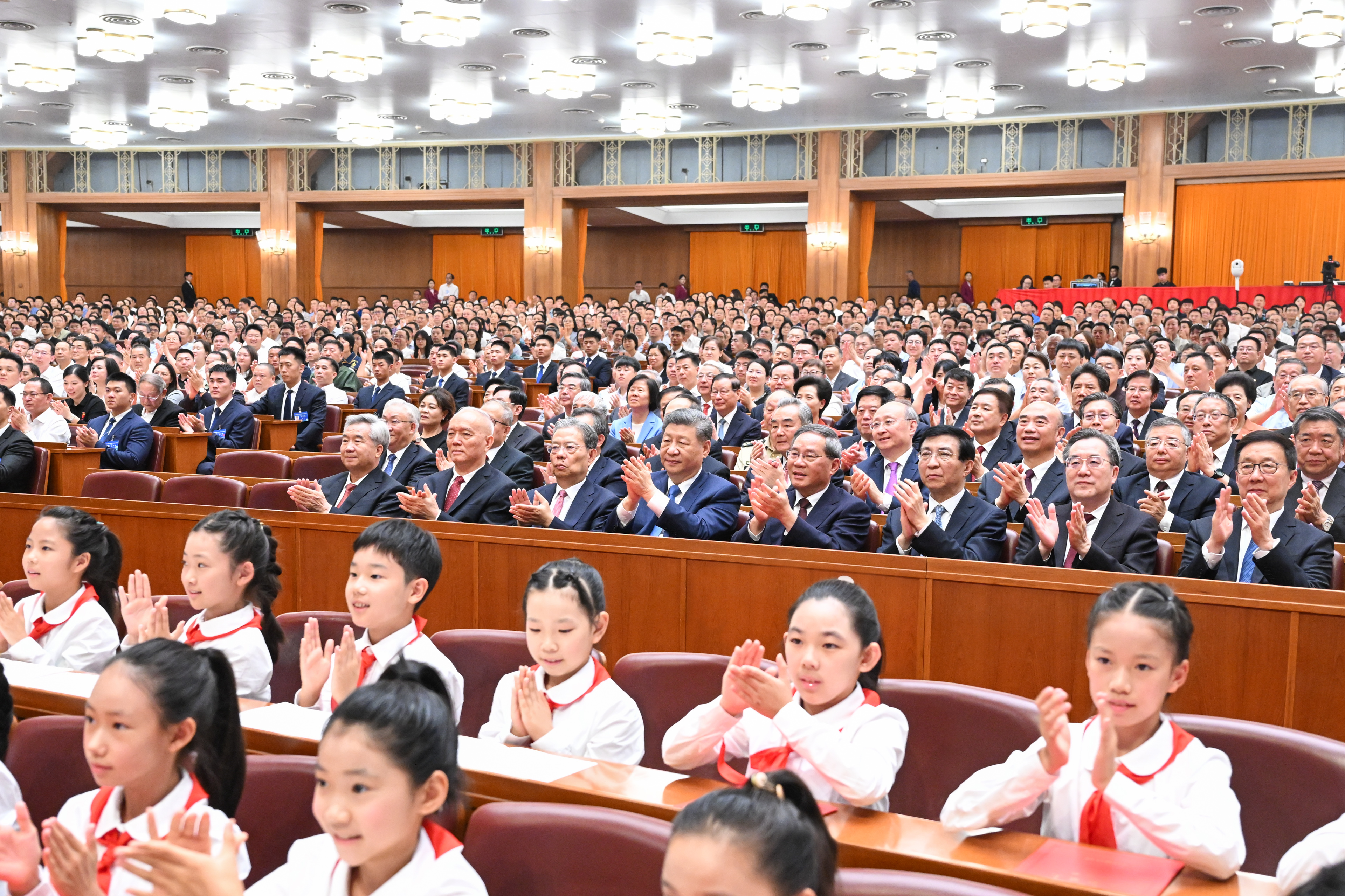 6月29日晚，庆祝中国共产党成立105周年音乐会《人民至上》在北京举行。习近平、李强、赵乐际、王沪宁、蔡奇、丁薛祥、李希、韩正等党和国家领导人，同约3000名观众一起观看演出。