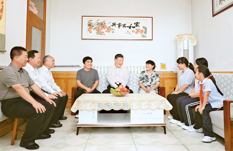 2026年6月24日，中共中央总书记、国家主席、中央军委主席习近平在山东省德州市考察。这是习近平在陵城区边临镇西于架村村民于鑫辉家，同一家人围坐一起拉家常。
