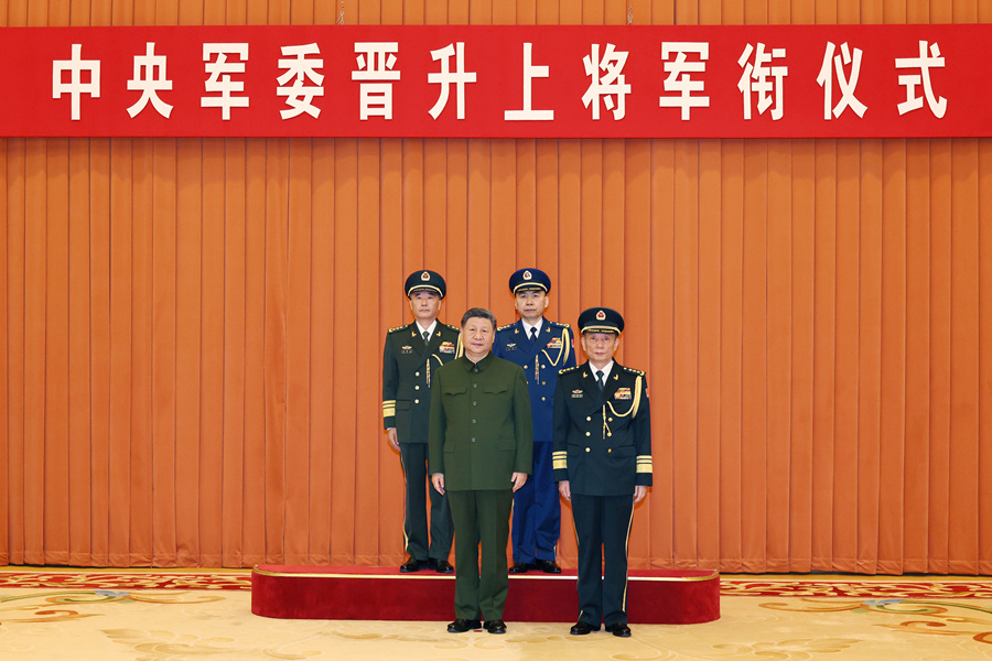 7月3日,中央军委晋升上将军衔仪式在北京八一大楼举行。中央军委主席习近平出席晋衔仪式。这是习近平等领导同志同晋升上将军衔的军官合影。 7月3日,中央军委晋升上将军衔仪式在北京八一大楼举行。中央军委主席习近平出席晋衔仪式。这是习近平等领导同志同晋升上将军衔的军官合影。
