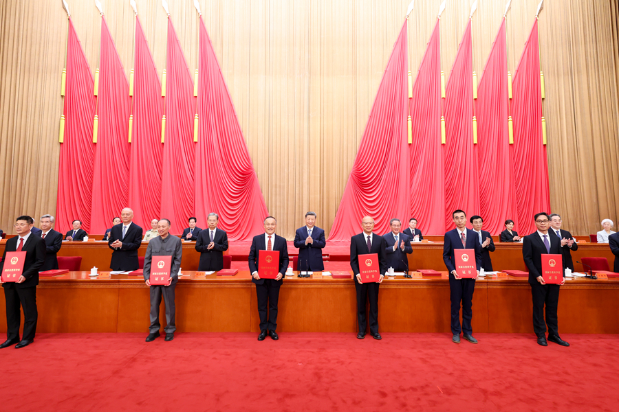 7月8日上午，国家科学技术奖励大会、中国科学院第二十二次院士大会和中国工程院第十八次院士大会、中国科学技术协会第十一次全国代表大会在北京人民大会堂隆重召开。这是习近平等党和国家领导人同两位最高奖获得者一道，为获得国家自然科学奖、国家技术发明奖、国家科学技术进步奖和中华人民共和国国际科学技术合作奖的代表颁发证书。