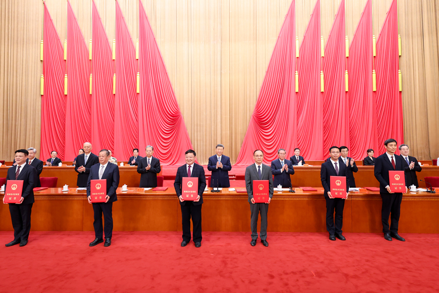 7月8日上午，国家科学技术奖励大会、中国科学院第二十二次院士大会和中国工程院第十八次院士大会、中国科学技术协会第十一次全国代表大会在北京人民大会堂隆重召开。这是习近平等党和国家领导人同两位最高奖获得者一道，为获得国家自然科学奖、国家技术发明奖、国家科学技术进步奖和中华人民共和国国际科学技术合作奖的代表颁发证书。