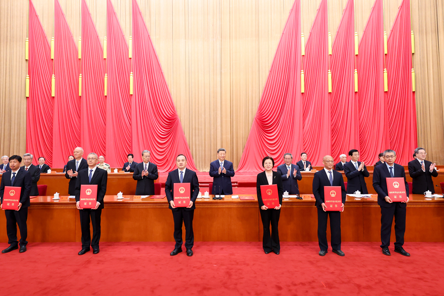7月8日上午，国家科学技术奖励大会、中国科学院第二十二次院士大会和中国工程院第十八次院士大会、中国科学技术协会第十一次全国代表大会在北京人民大会堂隆重召开。这是习近平等党和国家领导人同两位最高奖获得者一道，为获得国家自然科学奖、国家技术发明奖、国家科学技术进步奖和中华人民共和国国际科学技术合作奖的代表颁发证书。