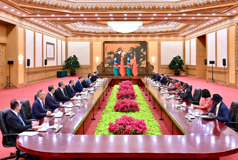7月10日下午,国家主席习近平在北京人民大会堂同来华进行国事访问的纳米比亚总统恩代特瓦举行会谈。 7月10日下午,国家主席习近平在北京人民大会堂同来华进行国事访问的纳米比亚总统恩代特瓦举行会谈。