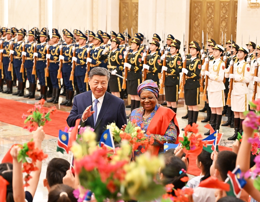 7月10日下午,国家主席习近平在北京人民大会堂同来华进行国事访问的纳米比亚总统恩代特瓦举行会谈。这是会谈前,习近平在人民大会堂北大厅为恩代特瓦举行欢迎仪式。 7月10日下午,国家主席习近平在北京人民大会堂同来华进行国事访问的纳米比亚总统恩代特瓦举行会谈。这是会谈前,习近平在人民大会堂北大厅为恩代特瓦举行欢迎仪式。
