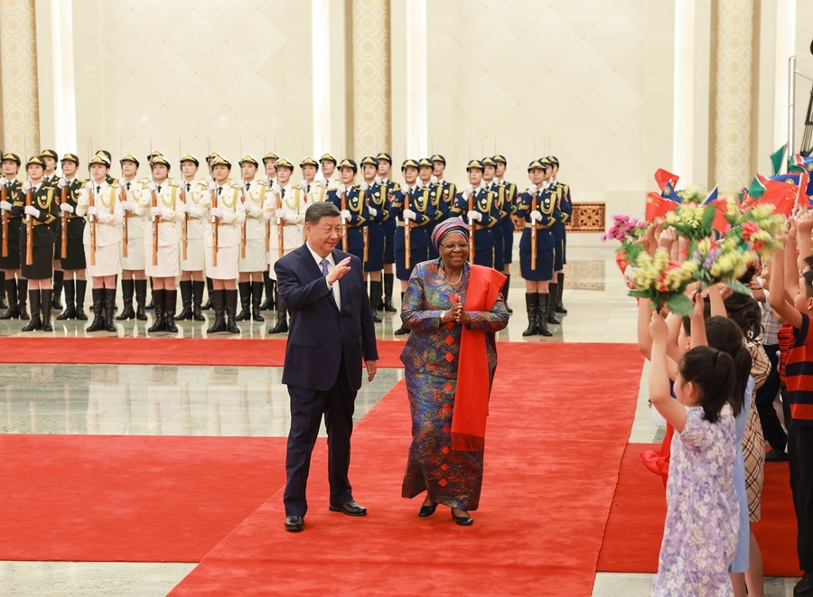 7月10日下午,国家主席习近平在北京人民大会堂同来华进行国事访问的纳米比亚总统恩代特瓦举行会谈。这是会谈前,习近平在人民大会堂北大厅为恩代特瓦举行欢迎仪式。 7月10日下午,国家主席习近平在北京人民大会堂同来华进行国事访问的纳米比亚总统恩代特瓦举行会谈。这是会谈前,习近平在人民大会堂北大厅为恩代特瓦举行欢迎仪式。