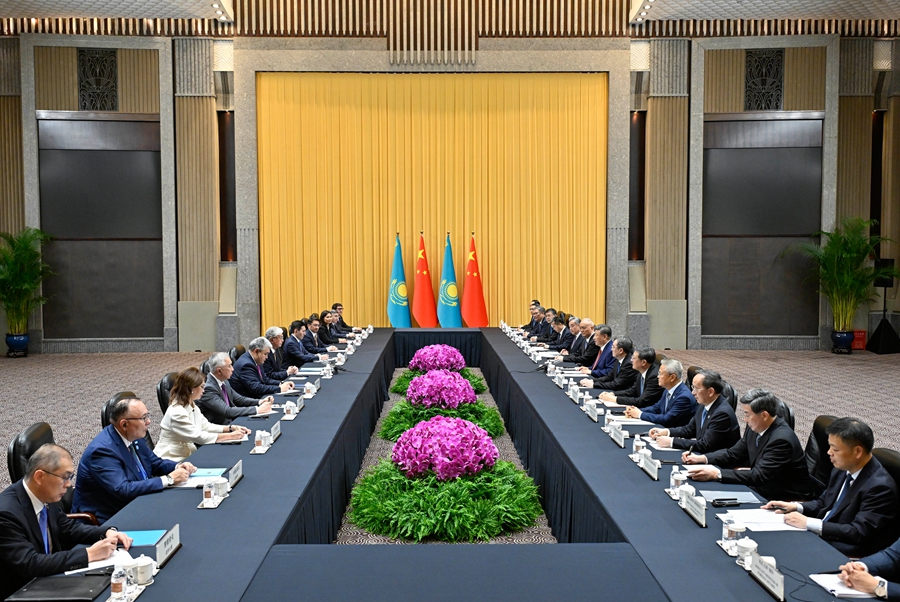 7月16日下午，国家主席习近平在上海西郊宾馆会见来华出席2026世界人工智能大会暨人工智能全球治理高级别会议的哈萨克斯坦总统托卡耶夫。
